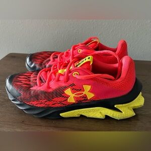 Under Armour Big Kids Charged Scramjet 4Y Sneakers